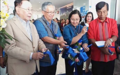 <p>DEVELOPMENT PARTNER. Development Bank of the Philippines Chairman Alberto Romulo (left) and President-CEO Cecilia Borromeo (3rd from left) lead the ribbon cutting rites at the inauguration of DBP's Baguio branch with Benguet Governor Crescencio Pacalso (2nd from left) and Baguio Mayor Mauricio Domogan (rightmost) on Thursday (March 8, 2018). DBP is there to boost the Duterte government's 'Build, build, build' economic growth strategy in Baguio and the entire Cordillera Administrative Region by offering loans for development infrastructure. <em>(Photo by Pamela Mariz Geminiano)</em></p>